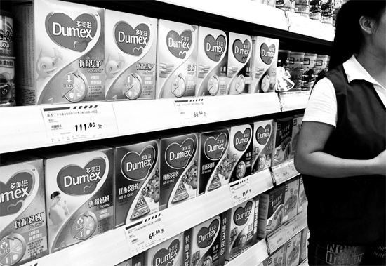 5日，鄭州一家超市內(nèi)，多美滋其他階段奶粉仍在售，但無人問津