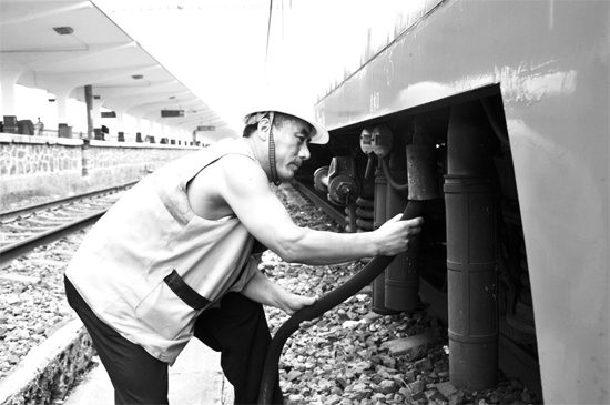 昨日，商丘火車站給水員在烈日下工作