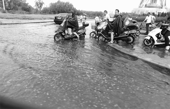 8月7日，鄭州一場暴雨，鄭州多處干道被淹，市民行路如過河