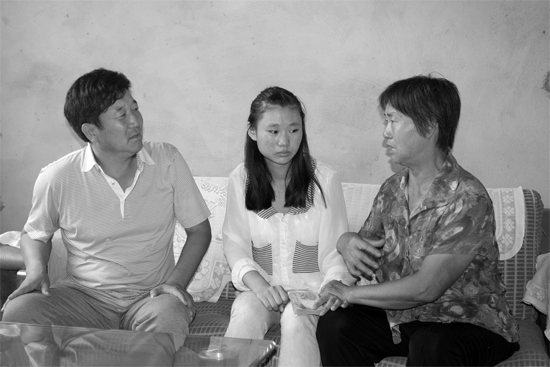 “商丘最美女兒”李丹（中）捐骨髓救母，愛心人士（左）送來1萬元愛心款