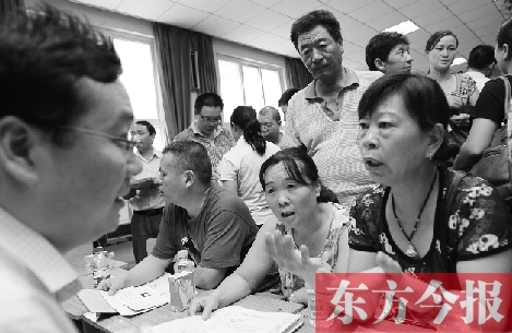 帶著孩子小升初的諸多疑問(wèn)，眾多家長(zhǎng)（右）向教育部門(mén)咨詢(xún)