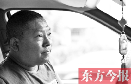 鄧太和帶父親去看病，兩天都沒(méi)打開(kāi)過(guò)出租車(chē)后備廂