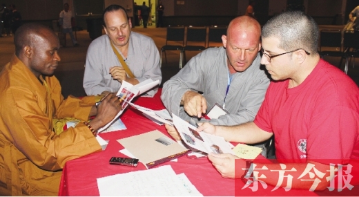 研討會(huì)現(xiàn)場(chǎng)，少林洋弟子熱議東方今報(bào)報(bào)道《大爭(zhēng)之寺》