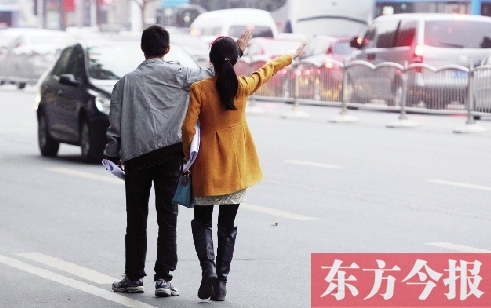 昨日下午5時30分，鄭州市花園路口公交站，一對青年正焦急等車