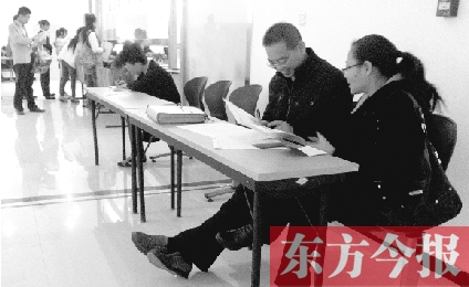 　　10月16日，鄭州市社保中心辦事大廳，新增的桌椅方便了前來(lái)辦理手續(xù)的市民