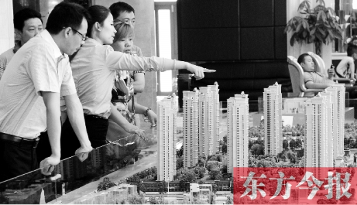 買套房子，幾乎要耗盡大半生的積蓄，所以，房?jī)r(jià)的高低時(shí)刻牽動(dòng)著國(guó)人的心