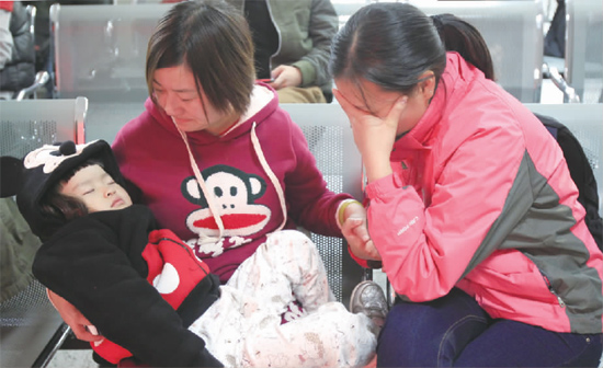 昨日，9時(shí)35分，堅(jiān)守在手術(shù)室外的嘟嘟在媽媽懷里睡著了，因被眼前的真情觸動(dòng)，今報(bào)記者趙丹流下了眼淚