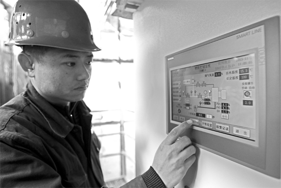 宗希明在“政七街煤改氣項(xiàng)目” 工程工地。高科技完全取代了老式燃煤鍋爐笨重、復(fù)雜的管理和控制