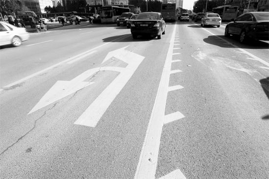 昨日，鄭州市金水路未來(lái)路口的“魚刺”車道，好多司機(jī)不知道咋走