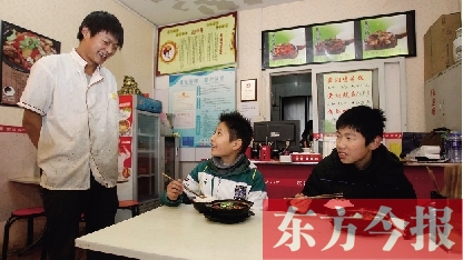 11月30日，鄭州市81中的兩位學(xué)生用勞動(dòng)為自己掙了一頓中午飯，心里很高興