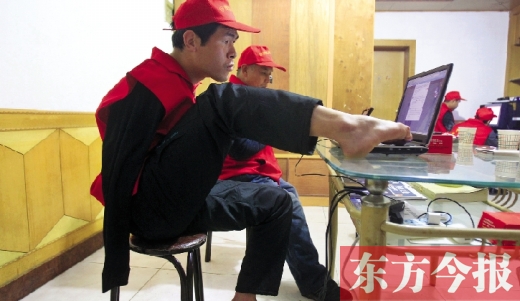 12月2日，一名“豫殘聯(lián)盟”志愿者正通過網絡、微博等聯(lián)絡著各地殘疾人朋友 東方今報首席記者 張曉冬