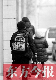 一名學生背著書包走出校門準備回家。教育部發(fā)布規(guī)定，其中明確規(guī)定教師收禮、有償補課等行為將受到相應處分