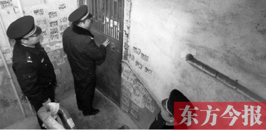 12月3日，鄭州市隴海路。執(zhí)法人員欲進(jìn)入一戶未辦狗證的居民家中，強(qiáng)行將狗帶走