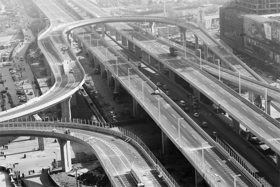 昨日，已經(jīng)開始施劃交通標線的鄭州市三環(huán)快速路北環(huán)高架橋部分