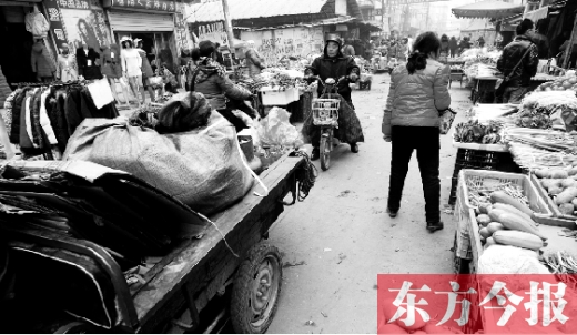 和所有的都市村莊一樣，老鴉陳也充滿著形形色色的人，窄窄的巷子因占道經(jīng)營(yíng)變得更加狹窄