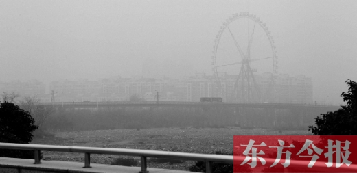 我看！我再看！我都看不見世紀(jì)歡樂園的巨大摩天輪了，送孩子上學(xué)的路，真快看不清了