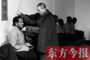 少林功夫講究禪武合一，坐禪當(dāng)然少不了,別看就是坐坐，姿勢(shì)都要師傅教