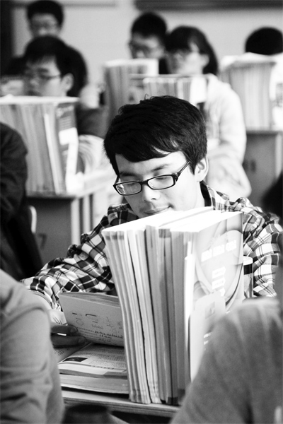 一所學(xué)校的高三學(xué)生正在加班加點(diǎn)復(fù)習(xí)，不少同學(xué)都開始為自主招生報(bào)名忙活了