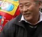 采訪我先買個氣球吧！大爺霸氣回答