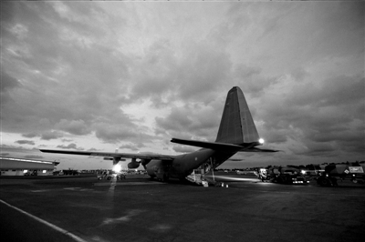 3月23日，中非共和國(guó)首都班吉，從加蓬首都利伯維爾出發(fā)的法國(guó)增援部隊(duì)共計(jì)200名士兵抵達(dá)班吉國(guó)際機(jī)場(chǎng)