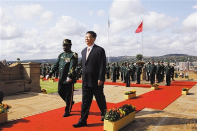 3月26日，南非總統(tǒng)祖馬在比勒陀利亞聯(lián)邦大廈前廣場舉行儀式，歡迎中國國家主席習近平訪問南非。這是習近平檢閱儀仗隊。新華社記者 蘭紅光 攝