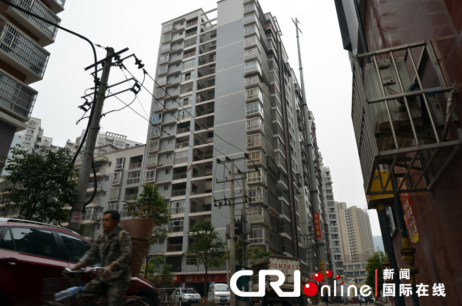 2013年4月2日，四川達城，電線桿足足有19層樓高，而且離小區(qū)住戶的房屋很近。圖片來源:張驥/CF