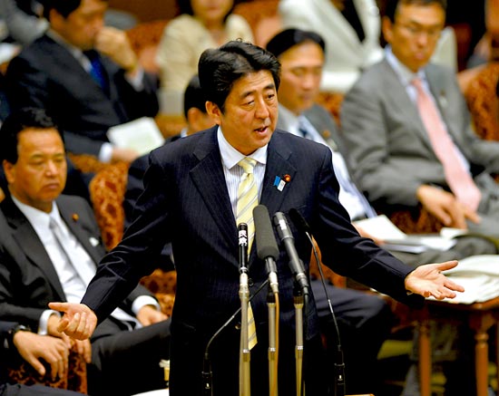 23日，安倍在參議院預(yù)算委員會發(fā)表講話。