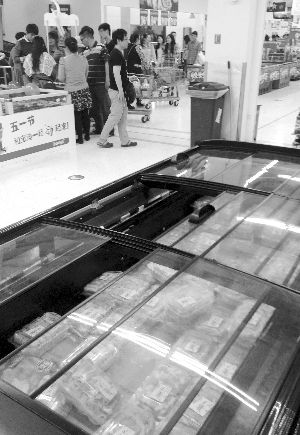 新街口某超市羊肉卷柜臺(tái)無(wú)人問(wèn)津。