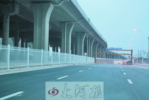 下穿隧道限高3米，不影響公交車通行。