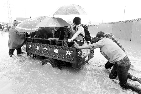 “擺渡”，每人5塊錢 記者 王春勝/攝