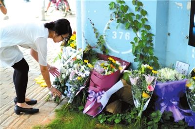 6月8日下午，記者來(lái)到廈門(mén)公交車(chē)爆炸事發(fā)現(xiàn)場(chǎng)橋下，附近已聚集了十幾個(gè)自發(fā)前來(lái)悼念的市民。橋墩下排放了一圈或黃或白的菊花，還有玖瑰、百合等。