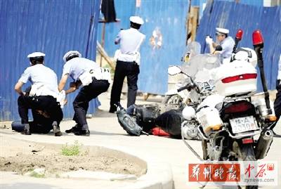 　一名歹徒被抓獲，另一名歹徒持槍劫持了一名門衛(wèi)。