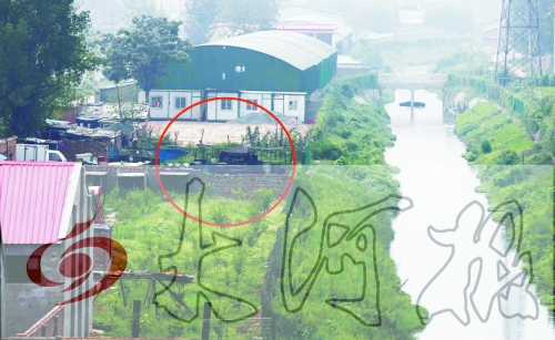 　彩虹橋西南側有一個大型地溝油加工窩點，廢水流入旁邊的排水渠。