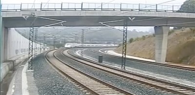 時(shí)速190公里的列車(chē)通過(guò)一個(gè)限速80公里的急轉(zhuǎn)彎。