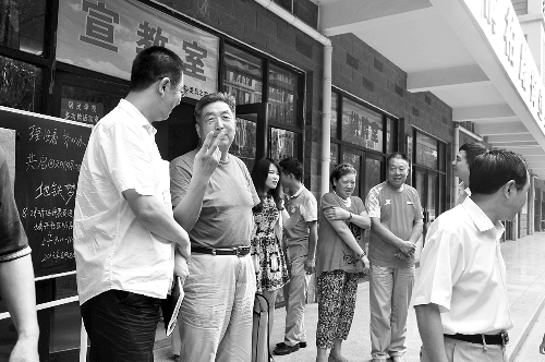 盧法舜（左二）伸出兩根手指，建議實行2元通票制。