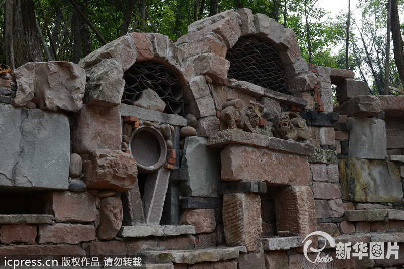 2013年9月23日，有網(wǎng)友近日報料重慶一所大學正在修建稀奇古怪的校大門