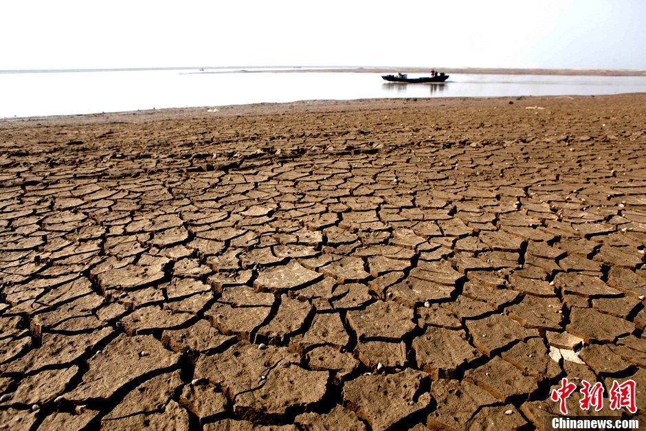 10月28日，在江西省都昌縣印山附近水域拍攝的龜裂的鄱陽湖湖床。