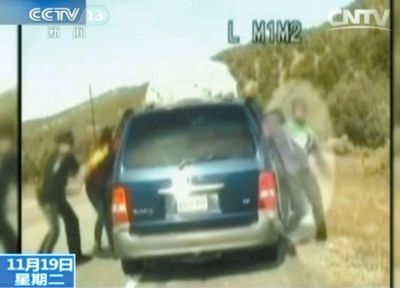 雷爾與警察爭執(zhí)，費(fèi)雷爾兒子下車試圖保護(hù)媽媽。