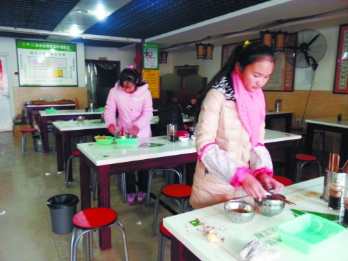參加體驗(yàn)的兩名學(xué)生成功“入職”后,開始收拾餐桌。