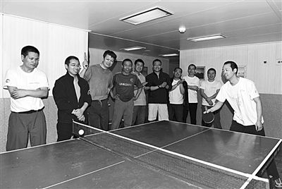 5日，“雪龍”號上的科考隊(duì)員在進(jìn)行乒乓球比賽。新華社發(fā)