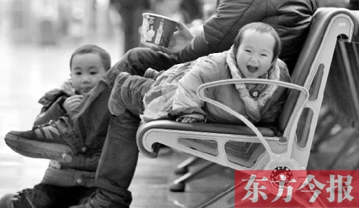 鄭州東站候車長椅上，哈哈，馬上回家過年有禮物收了