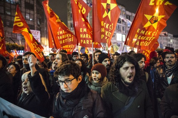 當(dāng)?shù)貢r間2014年2月25日，土耳其伊斯坦布爾，總理涉腐錄音引發(fā)全國抗議，要求本屆政府下臺。