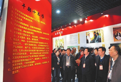 　　干部群眾在蘭考參觀焦裕祿紀念館（3月20日攝）。新華社發(fā)