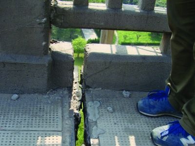 圖為大橋17號(hào)墩處橋面裂縫。梅建明 攝