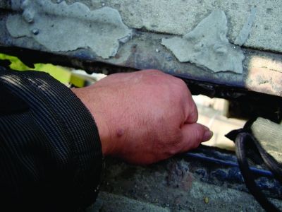 圖為大橋17號(hào)墩處橋面裂縫。梅建明 攝