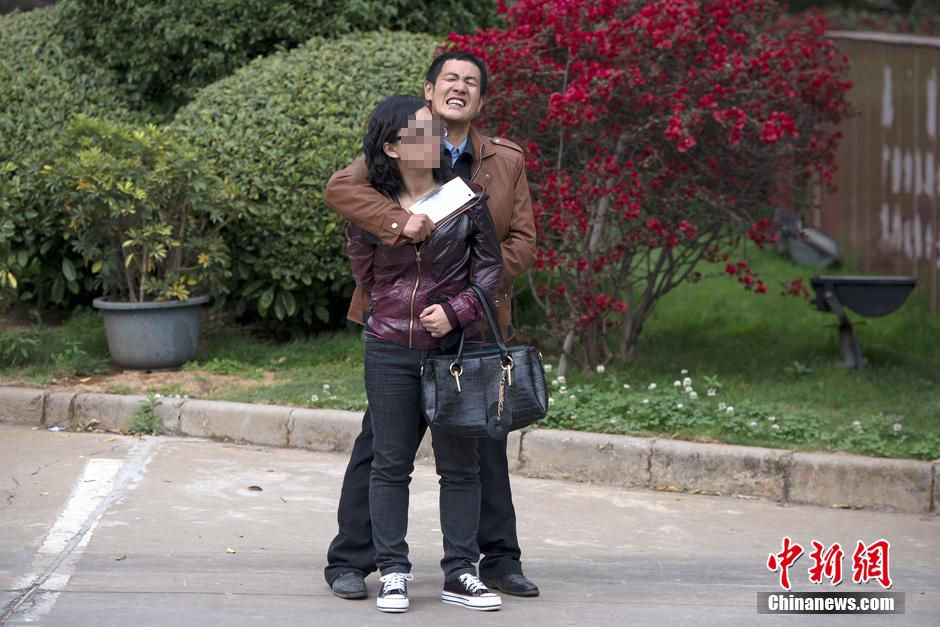 4月8日，劫持者與警方對(duì)峙。