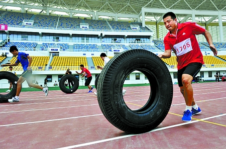 8月15日，運動員們正在進行推輪胎賽跑。