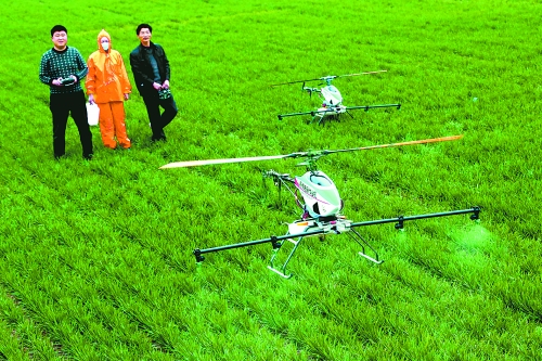 無人作業(yè)機一分鐘可為一畝地噴一升藥。
