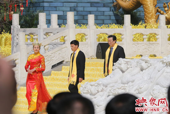 　河南省委書記、省人大常委會主任郭庚茂，河南省省長謝伏瞻敬獻花籃。映象網(wǎng)記者 邵恰 攝