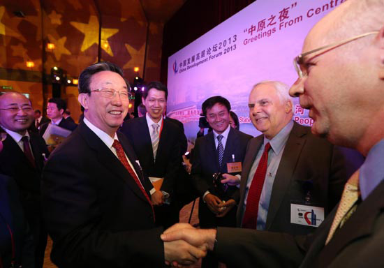 3月24日晚，省委書記、省長郭庚茂在參加中國發(fā)展高層論壇“中原之夜”活動時與外商親切握手交談。